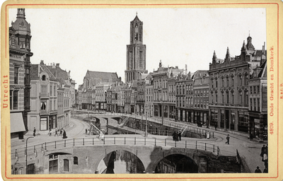 122451 Gezicht op de Oudegracht Weerdzijde te Utrecht met op de voorgrond de Bakkerbrug.
